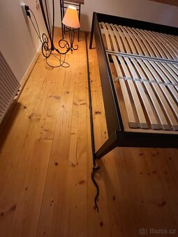 Kovaná postel s doplňky - 3