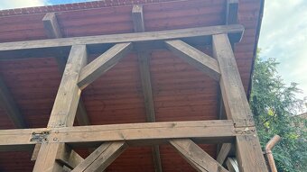 Dřevěná pergola se střechou z tašek - 3