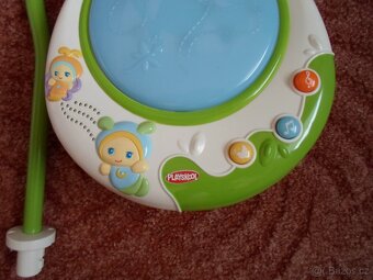 Playskool Kolotoč nad postýlku broučci, hraje a svítí - 3