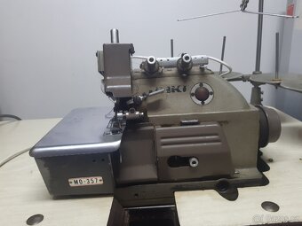 Průmyslový šicí stroj overlock JUKI - 3