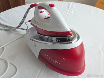 ELECTROLUX EDBS230 - LUXUSNÍ PARNÍ ŽEHLÍCÍ STANICE - 3