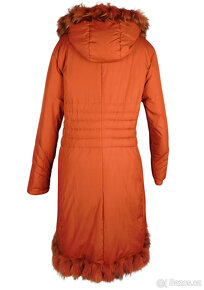 Péřový dámský cihlový dlouhý kabát s pravou kožešinou  L - 3
