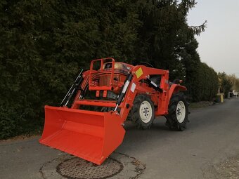 Malotraktor Kubota B-40 s nakladačem - 3