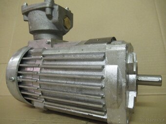 NEPOUŽITÝ přírubový elektromotor 380V.0,75kw-1410ot.min. - 3