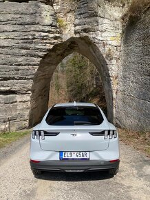 Mustang Mach-e perleťově bílý, příplatková barva, 6.000km - 3