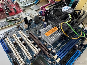 Staré PC součástky - Grafické karty, mechaniky, Monitor - 3