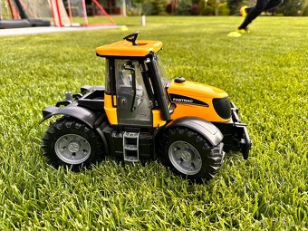 Traktor JCB Fastrac 3220 BRUDER s příslušenstvím - 3