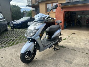 Elektroskútr Hecht Equis 90km/h výkon 7 kW, 72V 40Ah baterie - 3