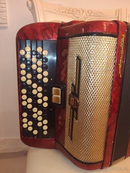 Opravář prodává knoflíkový akordeon 80 basů - 3