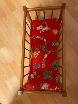 Dřevěná retro postýlka na kolečkách - 3