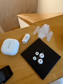 sluchátka Samsung Galaxy Buds2 Pro - Bílá (White) - 3