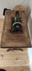 Historický šlapací šicí stroj / stůl Veritas - 3