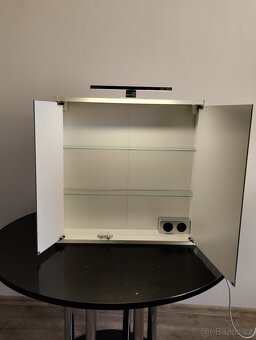 Zrcadlová skříňka do koupelny s LED osvětlením - 3