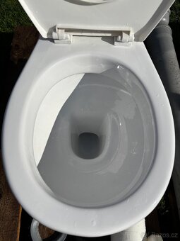 WC kombi set vč. WC prkénka a příruby - jako nový - 3