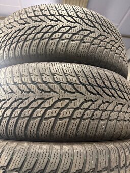 prodám zimní 205/60/16 Nokian - 3