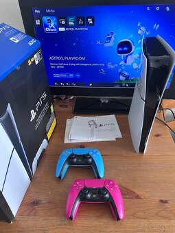 PS5 Slim 1TB digital + dva ovladače - 3