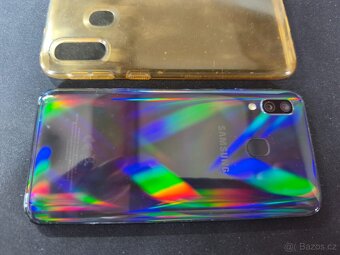 Samsung Galaxy A40 4GB/64GB - top stav, plně funkční - 3