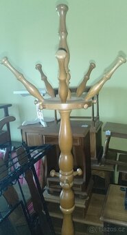 Celo dubový stojanový věšák. - 3