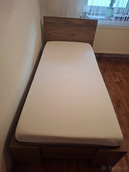 Krásná dřevěná postel jednolůžko - 3
