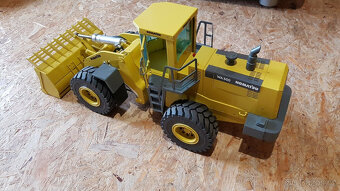 Kolový nakladač Komatsu Wa500-3 od firmy STAHL-Modellbau pas - 3