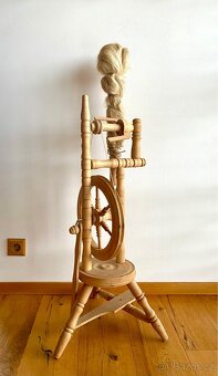 Starý krásný velký dřevěný kolovrat - 3