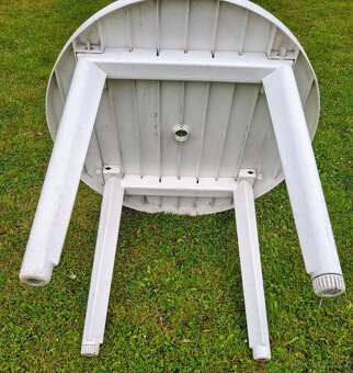 6 židlí, křesel, stůl plast - 3