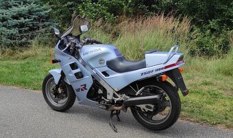 Honda VFR 750 F RC24 - 3