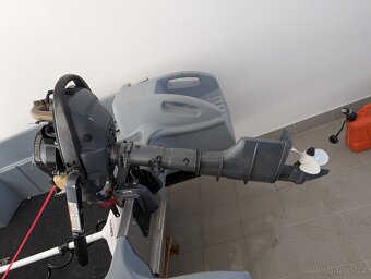 Prodám lodní motor Yamaha 4hp dlouhá noha - 3