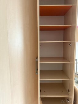 Rohová šatní skříň + postel - 3