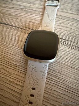 Chytré hodinky Fitbit Versa 3 – velmi pěkný stav - 3