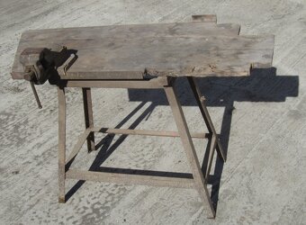 Starý dílenský ponk se svěrákem - 3