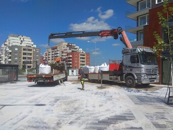 Řidič valníku s hydraulickou rukou - 3