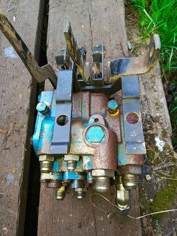 Hydraulicky rozvadec 3sekcni Vickers - 3