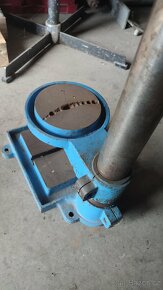 Malá litinová stojanová vrtačka tovární výroby - 3