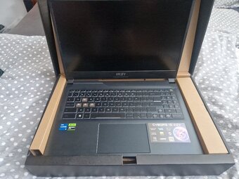 MSI Cyborg 15 A12VE-081CZ - herní notebook - 3