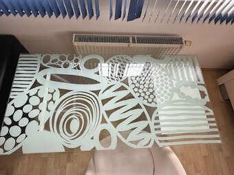 Psací stůl IKEA se skleněnou deskou, podstavcem a židlí - 3