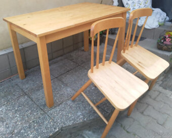 Dřevěný jídelní stůl IKEA + dvě židle - 3