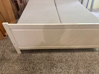 Hezká bílá postel-letiště IKEA HEMNES 160x200 - 3