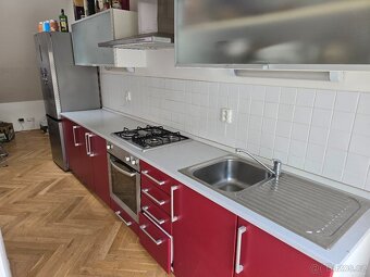 Dobře udržovaná kuchyň s troubou, varnou deskou a lednicí Go - 3