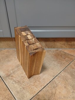 Dřevěný stojan na nože - 3