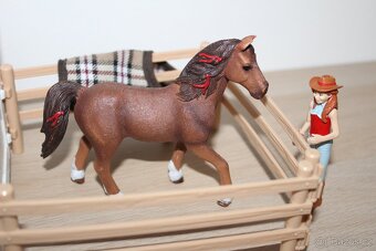 Malá stáj s jezdkyní a příslušenstvím Schleich - 3