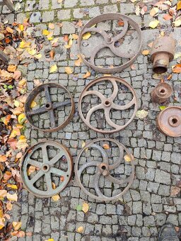 Stará, litinová, hnací kola a řemenice - 3