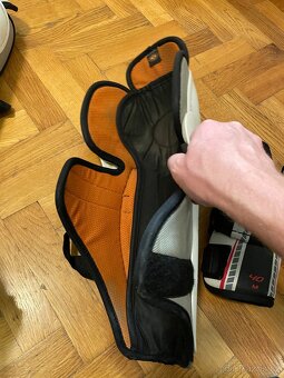 Výstroj hokej SR M - helma, holeně, lokty, rukavice - 3