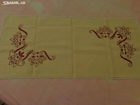 Ubrus strojově vyšívaný - 3