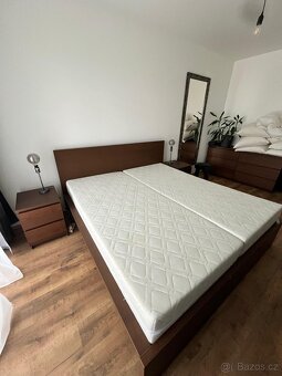 POSTEL VČ. NOČNÍCH STOLKŮ A ÚLOŽNÝCH ŠUPLAT. - 3