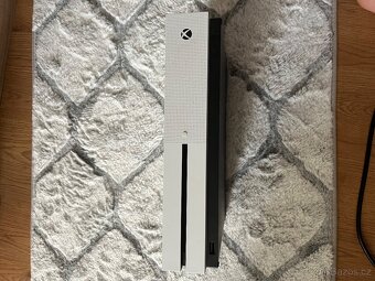 Xbox One S s mechanikou, 2 ovladače a 4 hry- vše plně funkčn - 3