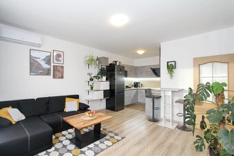 Pronájem bytu 2+kk s balkonem a parkovacím stáním Praha 9 Vy - 3