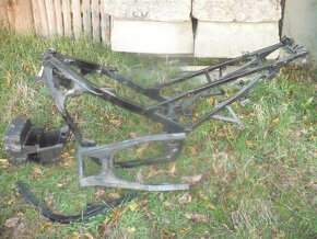 Kawasaki GPZ 500 r. 95  díly - 3