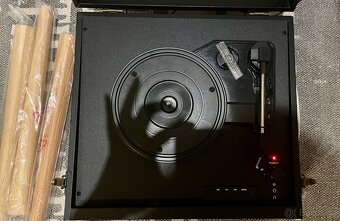 Nový gramofon v retro stylu Auna. Lze zaslat - 3