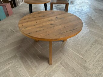Kulatý dubový stůl o průměru 125 cm - 3